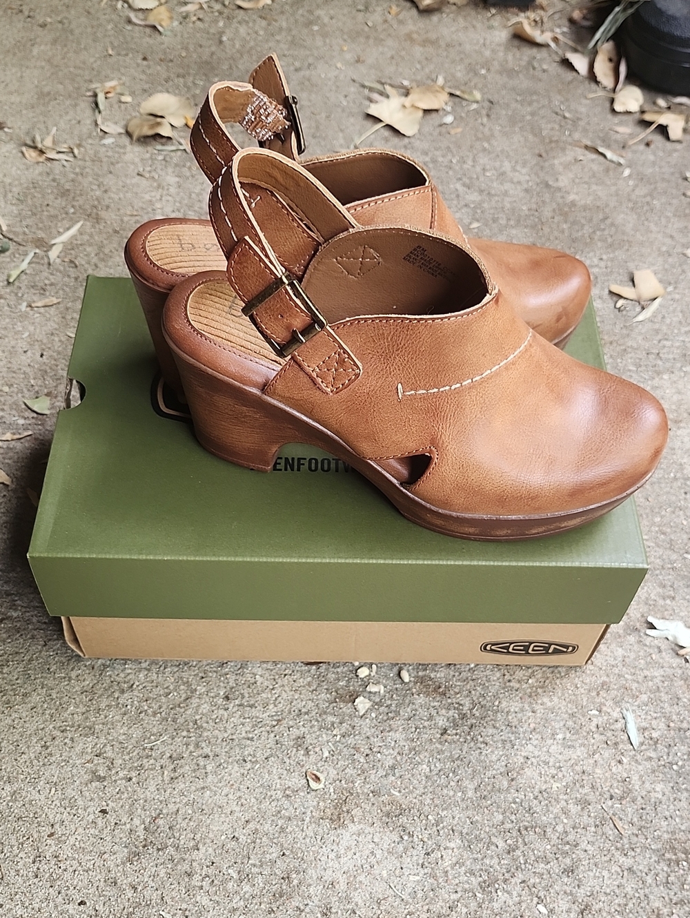 B.O.C. Women's Tan Leather Slingback Clogs with Buckle